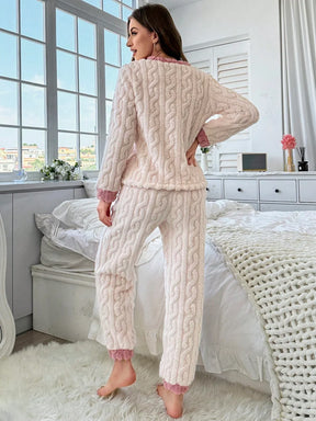 [Leve 2 Pague 1] Pijama Feminino Neve Macia (Conforto térmico e delicadeza) + BRINDE: 1 Pantufa Nuvem Antiaderente